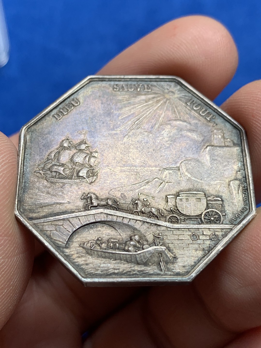 《竞宝斋》第149场-周日，周一，周四 3场 (全场包邮) 法国 早期无边铭 八角银质代币 巴黎保险公司，19.89g，36mm，这款少见 驳船满载货物而过，马夫挥舞着鞭子驾着马车于桥头呼啸而过，太阳光芒照射下一艘帆船驶过，时光流逝，定格在了这一帧画面，细节满满，原味包浆更显立体