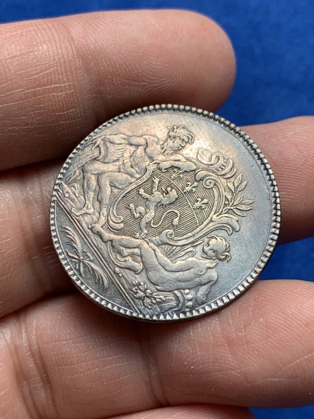 《竞宝斋》第149场-周日，周一，周四 3场 (全场包邮) 法国 1756 圆形银质代币 早期品种 少女清晰 包浆不错