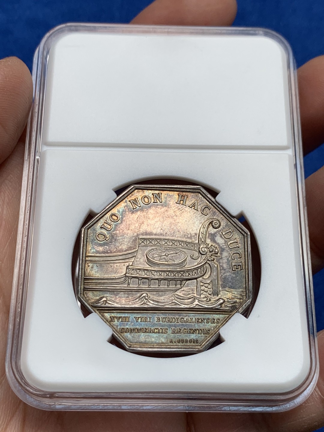 《竞宝斋》第149场-周日，周一，周四 3场 (全场包邮) 法国 1880-1898 八角银质代币 波尔多商会，19.4g，33.8mm，丰饶角边铭，正面是手持双蛇权杖的商业之神墨丘利，背面狮头船