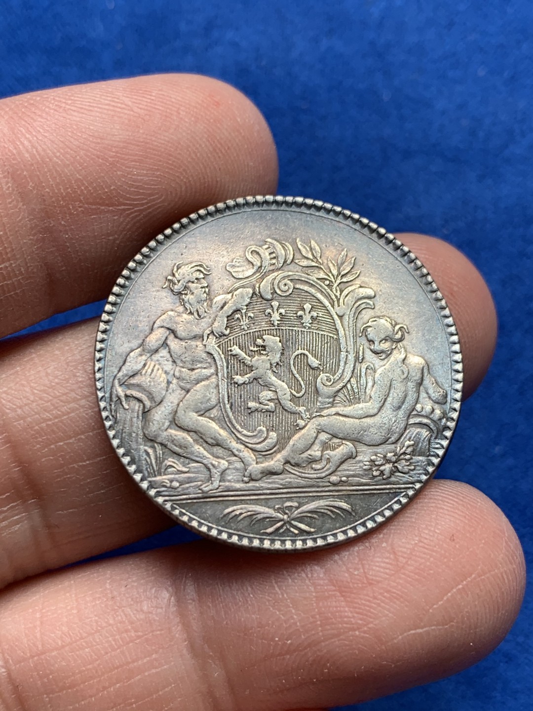 《竞宝斋》第149场-周日，周一，周四 3场 (全场包邮) 法国 1756 圆形银质代币 早期品种 少女清晰 包浆不错