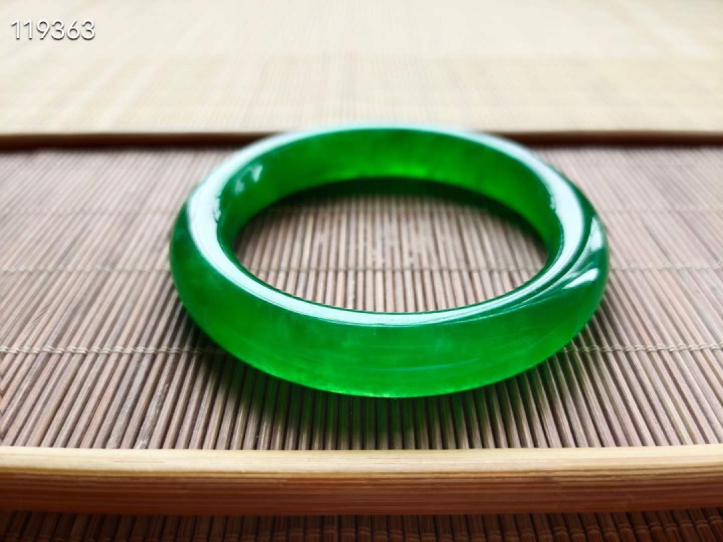 龙石种帝王绿翡翠手镯一对，水头超好，超级完美，口径53/54，重57.4/60.3克