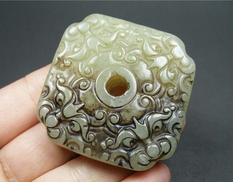 ｜冷门出品｜精选专拍·第贰拾贰场· 地方玉带黑沁双面工厚实四面饕餮兽面纹方形大玉璧佩
