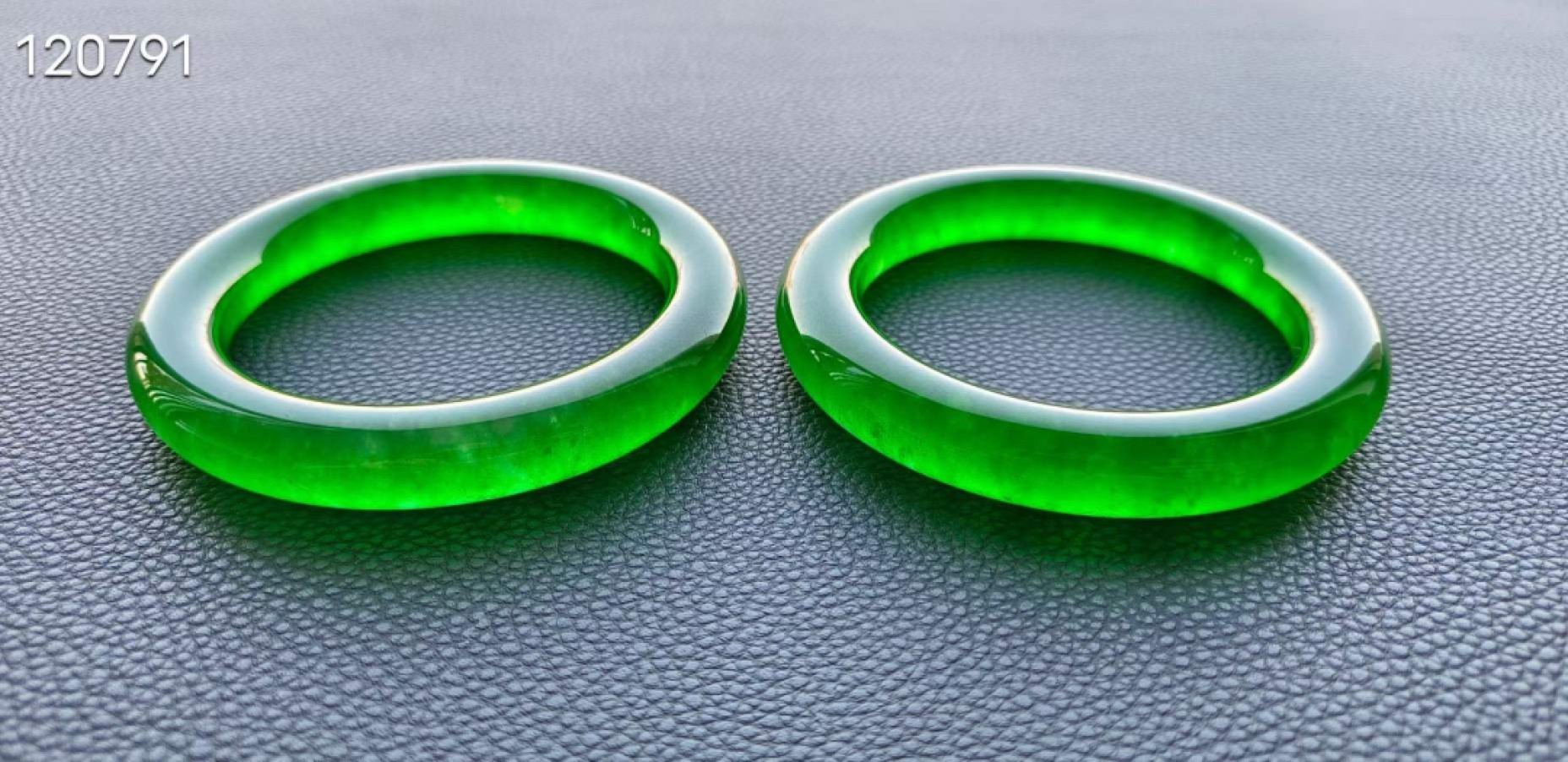 顶级龙石种帝王绿翡翠手镯一对，水头超好，超级完美，可过紫光灯，重89.8/87.8克