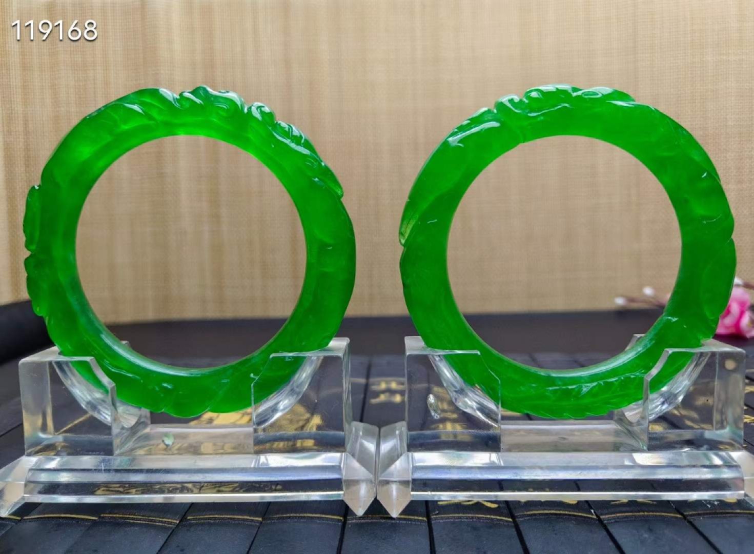 顶级龙石种祖母绿翡翠雕花手镯一对，满工雕刻，超级完美，水头超好，莹光感超强，重78.9/79.5克