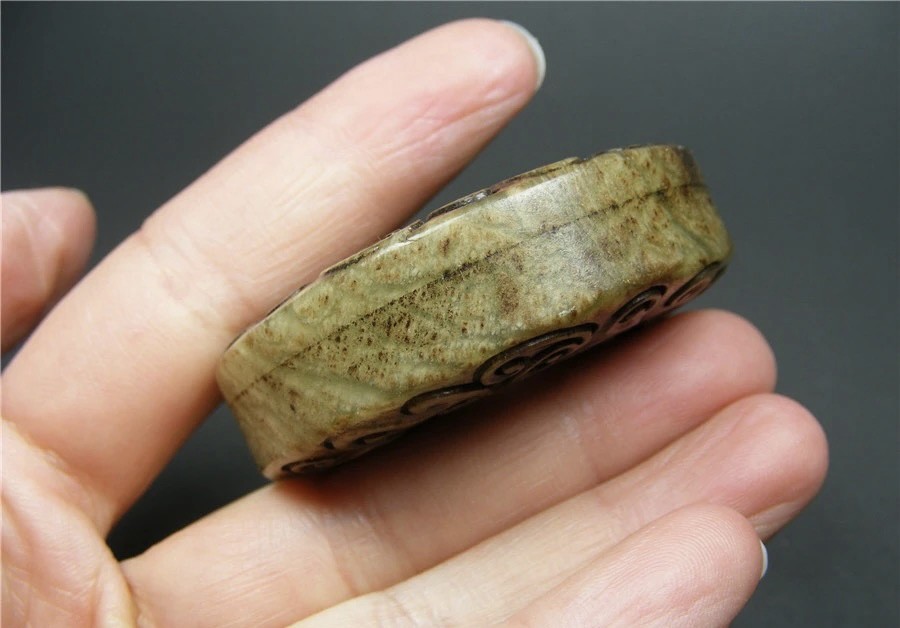 ｜冷门出品｜精选专拍·第贰拾贰场· 地方玉带黑沁双面工卷云纹大圆文玩玉璧佩