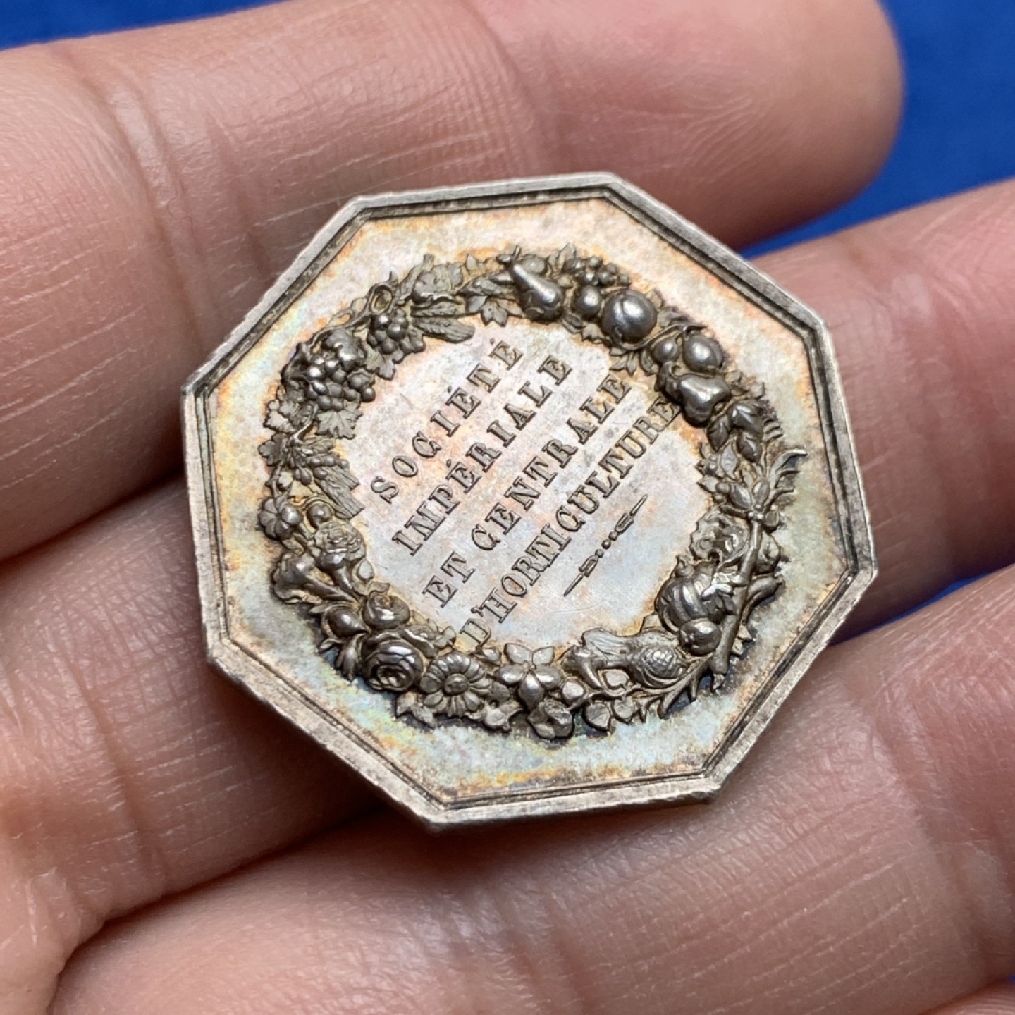 《竞宝斋》第149场-周日，周一，周四 3场 (全场包邮) 法国 1845-1860 拿三背花环银质八角代币 Jeton 拿破仑三世背花环 早期手指边铭 银标 重量11.4g，直径28.8mm 包浆极好
