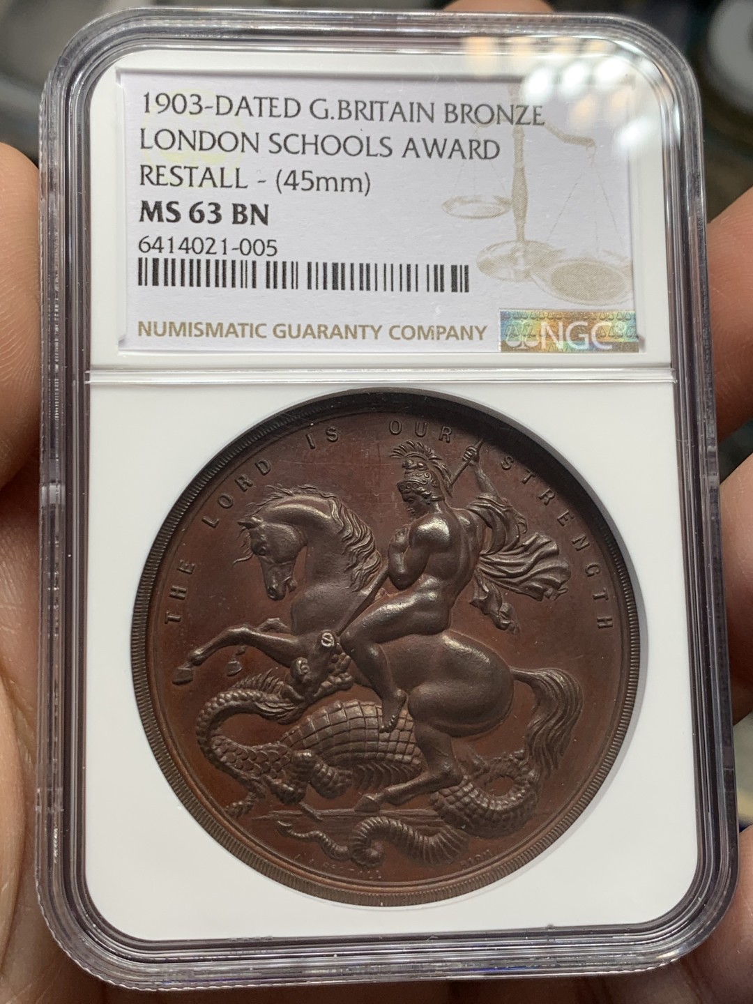 《竞宝斋》第149场-周日，周一，周四 3场 (全场包邮) NGC MS63 1903年英国伦敦学院圣乔治屠龙纪念铜章 经典设计 品相状态一流 加厚盒装 45直径 巨大