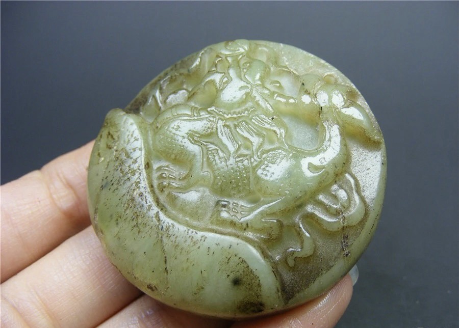 ｜冷门出品｜精选专拍·第贰拾贰场· 地方玉仿古带沁厚实双面工浮雕十二生肖八卦大圆璧