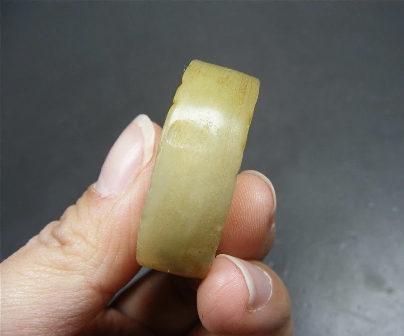 ｜冷门出品｜精选专拍·第贰拾贰场· 老地方黄玉双面工卷云纹带沁厚实小圆玉环