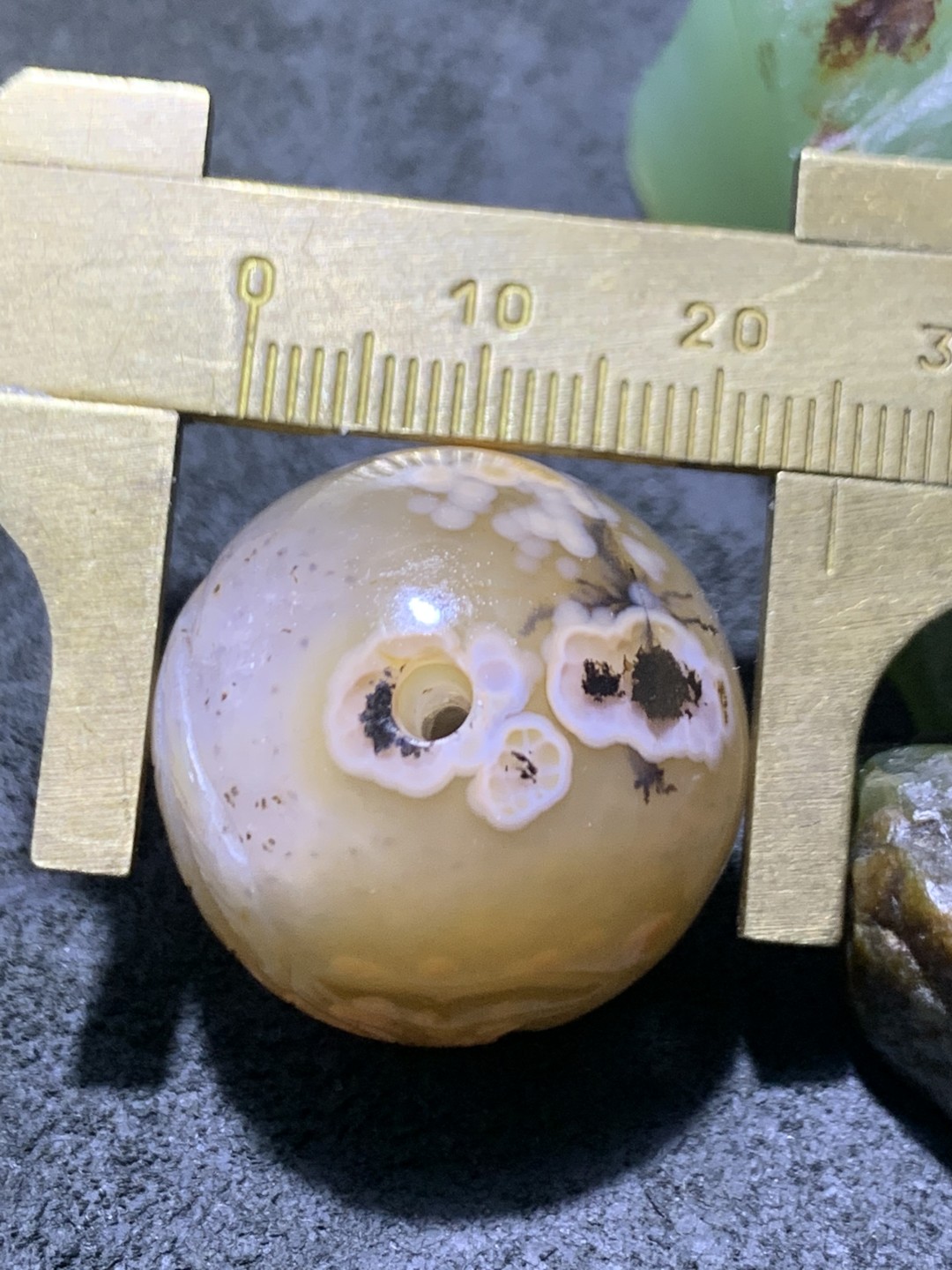精美冰飘战国红玛瑙手工俏色巧雕鲤鱼原皮随形珠一个，