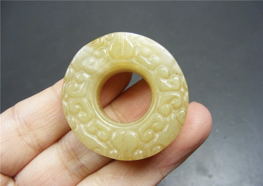 ｜冷门出品｜精选专拍·第贰拾贰场· 老地方黄玉双面工卷云纹带沁厚实小圆玉环
