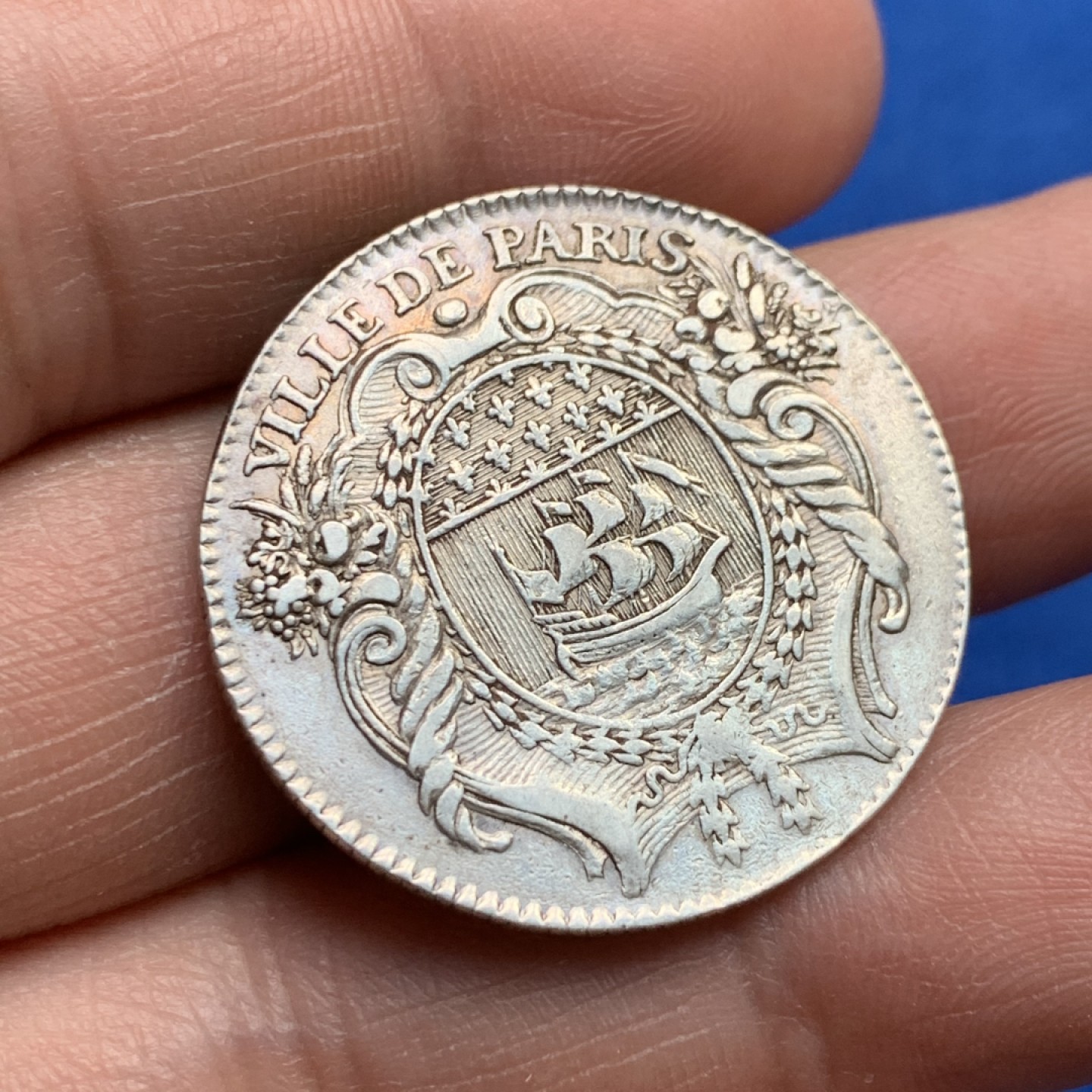 《竞宝斋》第149场-周日，周一，周四 3场 (全场包邮) 法国 1767 圆形 银质代币 10.5克 30.6mm 边齿有边有部分光滑 细节见图