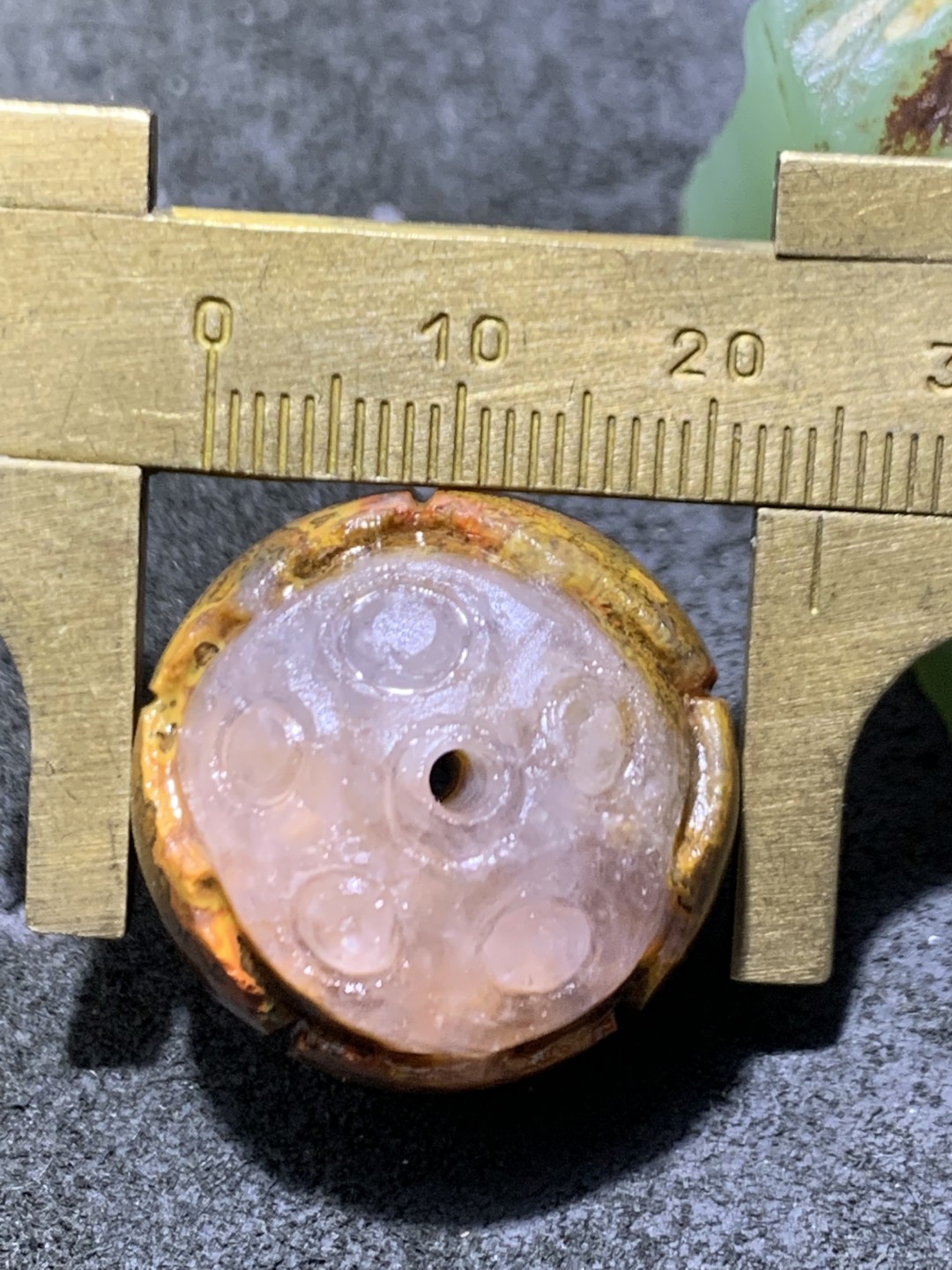 精美亚光冰飘草花纹战国红玛瑙雕刻莲蓬珠一个，