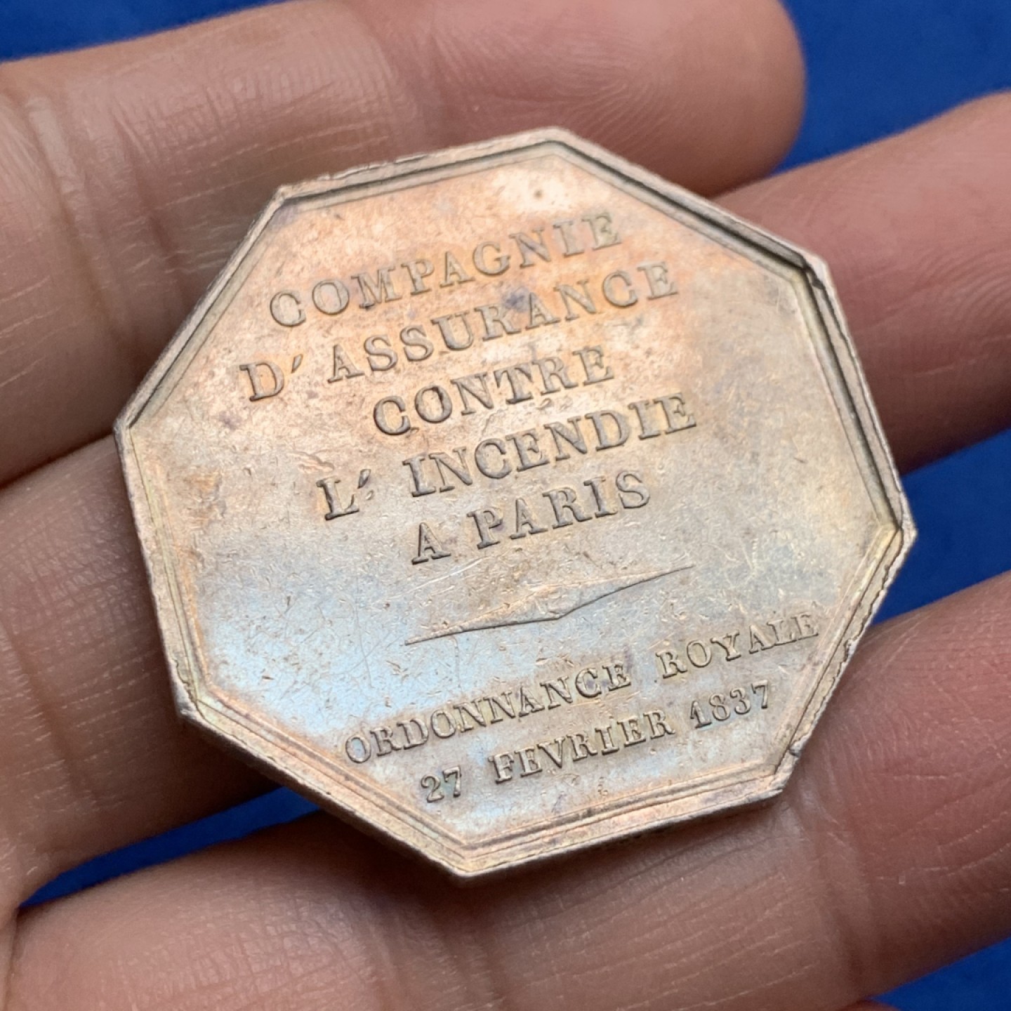 《竞宝斋》第149场-周日，周一，周四 3场 (全场包邮) 法国 1860-1879 八角 银质代币 19.19g，36.2mm，蜜蜂边铭，巴黎火灾保险公司，由皇家法令于1837年2月27号签署，成立于1837年3月18，1848年与法国安全公司合并，正面是雅典娜手持长矛和双蛇盾牌