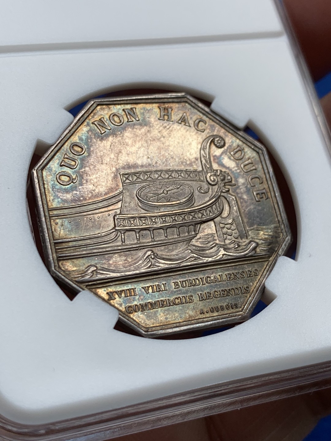 《竞宝斋》第149场-周日，周一，周四 3场 (全场包邮) 法国 1880-1898 八角银质代币 波尔多商会，19.4g，33.8mm，丰饶角边铭，正面是手持双蛇权杖的商业之神墨丘利，背面狮头船