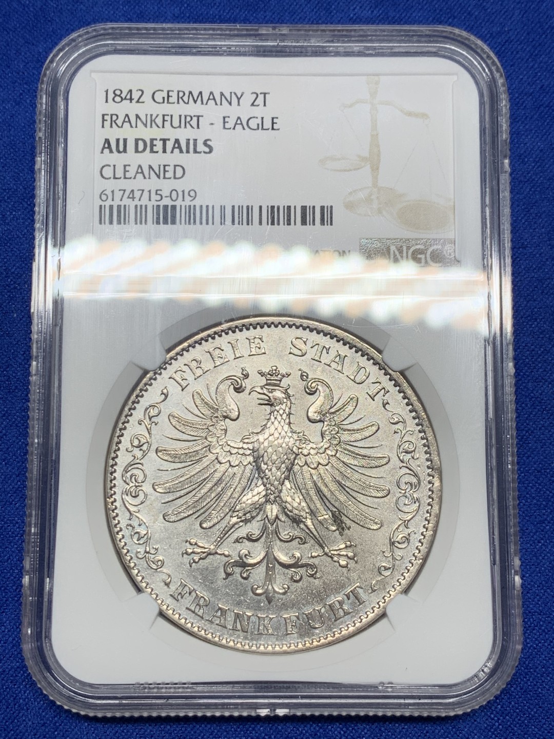 《竞宝斋》第149场-周日，周一，周四 3场 (全场包邮) NGC AUD 德国1842年法兰克福2泰勒大银流通版 鹰毛俱全，鹰面4点方向是一小块铸缺