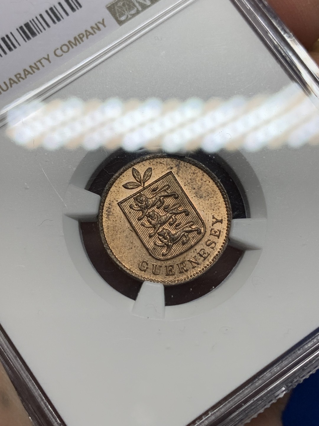 《竞宝斋》第149场-周日，周一，周四 3场 (全场包邮) NGC-MS63RB 1893年 英属根西1道布铜币，。喜敦厂铸造，铜光靓丽。三狮脸部细节非常好，表情清晰可辨，难得无任何弱打