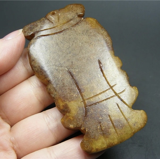 ｜冷门出品｜精选专拍·第贰拾贰场· 地方玉带沁厚实双面工浮雕神鹰大佩