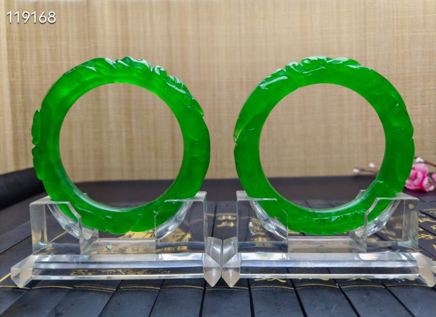 顶级龙石种祖母绿翡翠雕花手镯一对，满工雕刻，超级完美，水头超好，莹光感超强，重78.9/79.5克