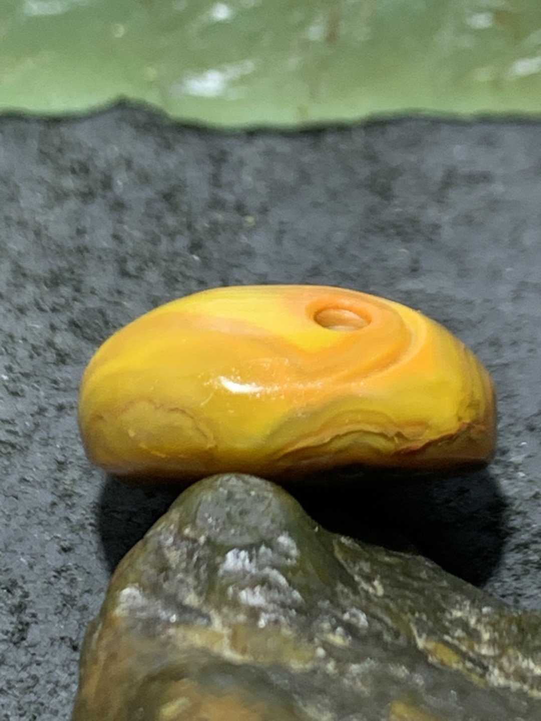 精美战国红玛瑙手工俏色巧雕太极阴阳鱼戒面一个，