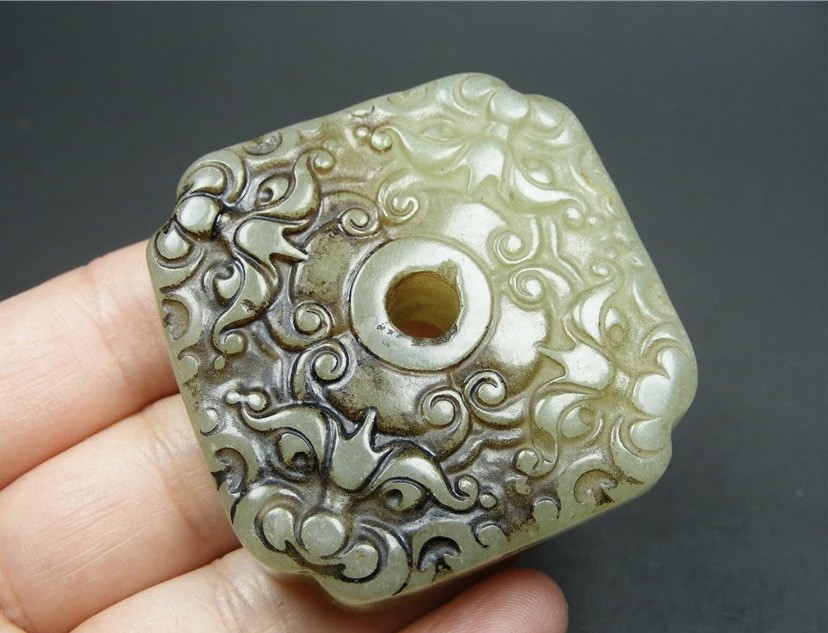 ｜冷门出品｜精选专拍·第贰拾贰场· 地方玉带黑沁双面工厚实四面饕餮兽面纹方形大玉璧佩