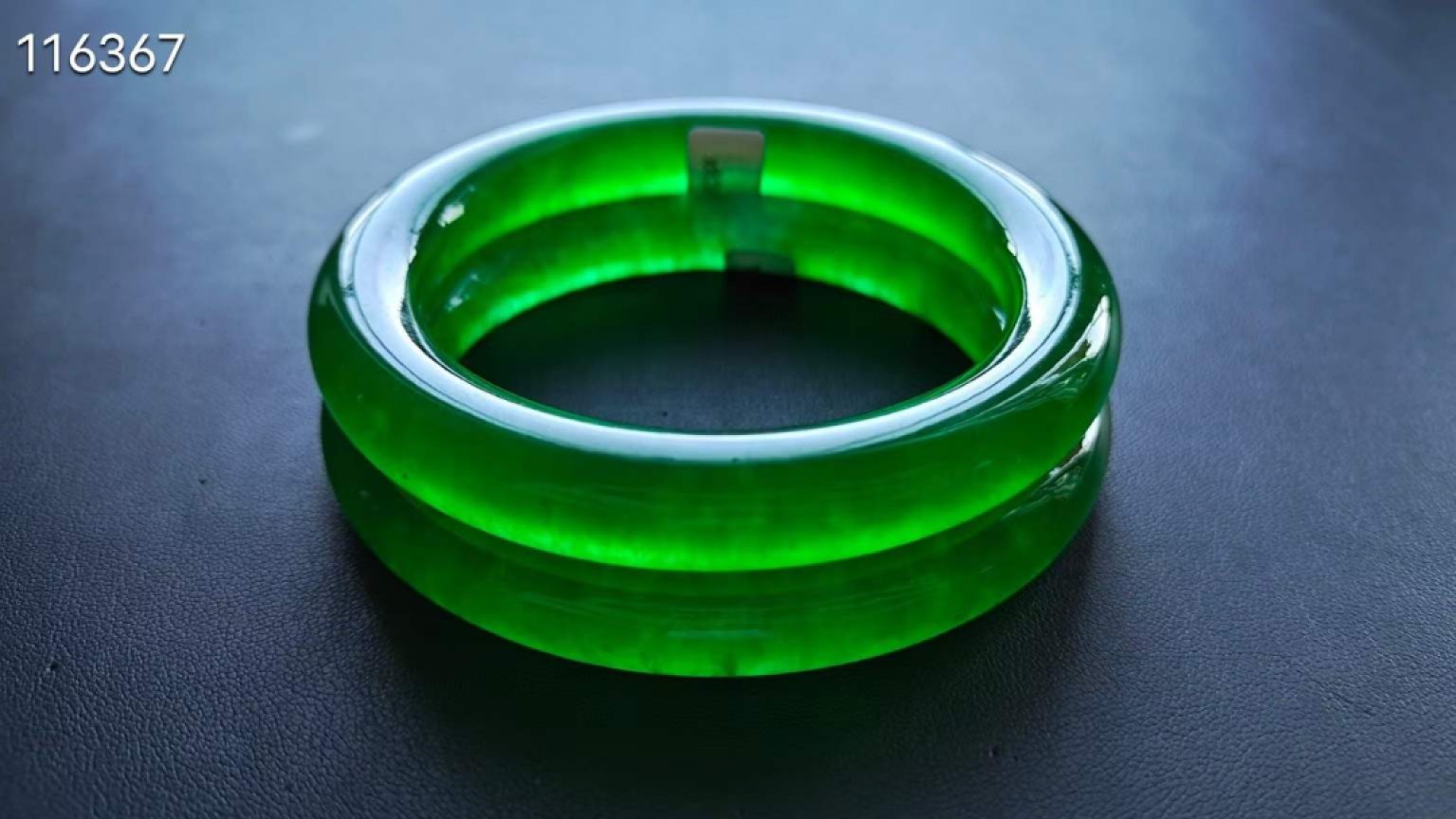 龙石种帝王绿翡翠手镯一对，62圈口，水头超好，超级完美，重87.4/83.6克