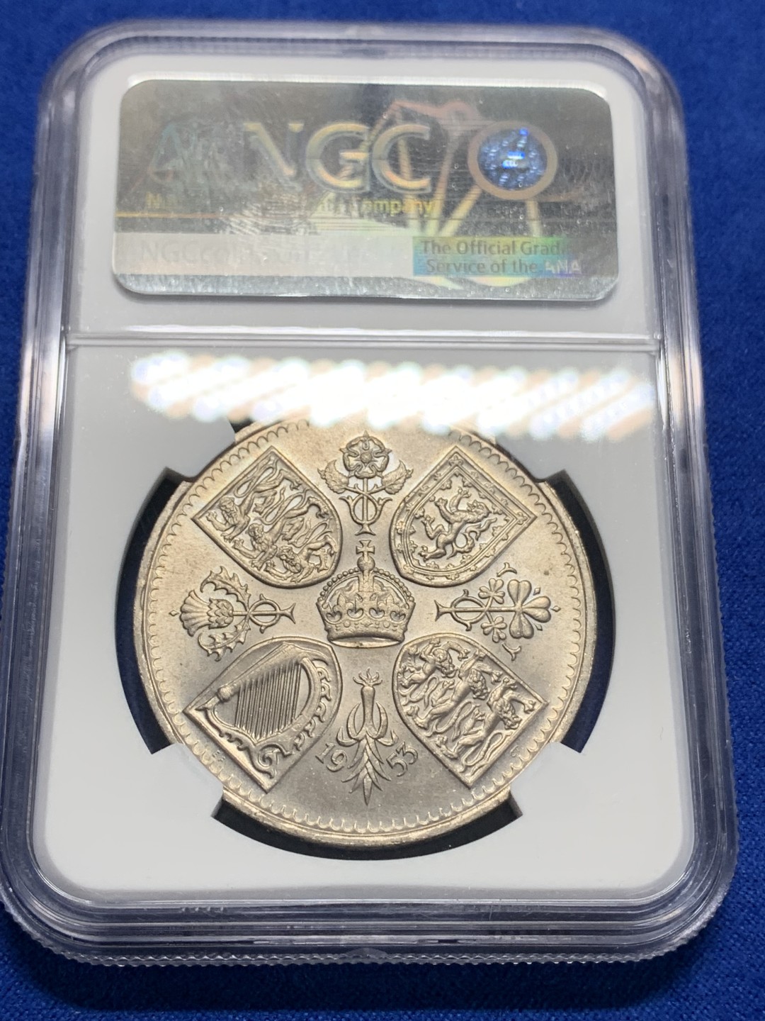 《竞宝斋》第149场-周日，周一，周四 3场 (全场包邮) NGC-MS64 英国1953年伊丽莎白二世登基纪念克朗，转光强烈，打制锐利，经典品种，七十年前的女王英姿飒爽