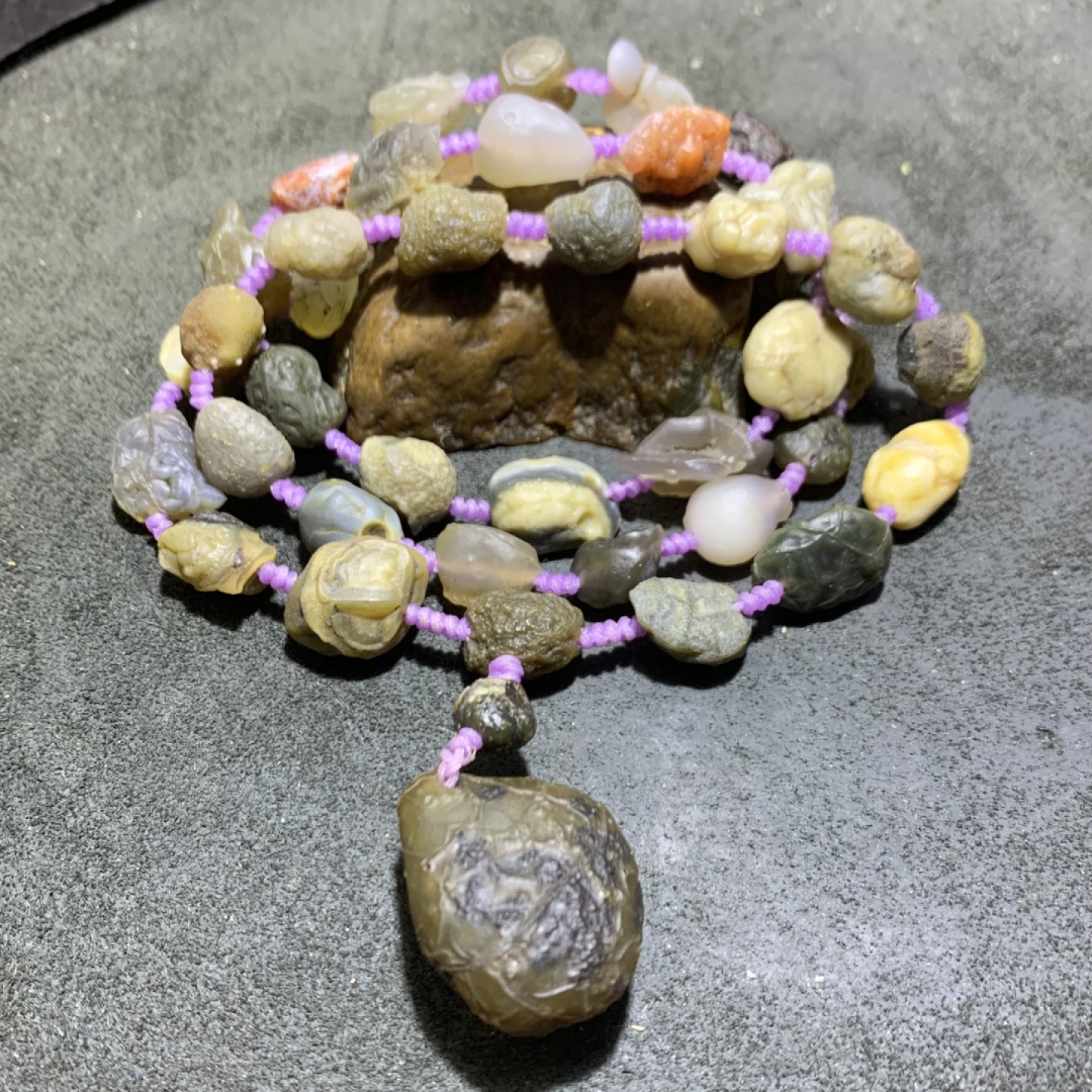 精美阿拉善筋脉石项链一条，