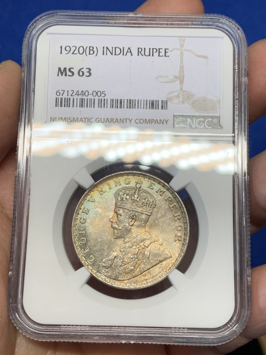 《竞宝斋》第149场-周日，周一，周四 3场 (全场包邮) NGC MS63 英属印度 1920年B版 乔治五世 1卢比银币 双面靓丽五彩包浆 状态很引人注目的一枚