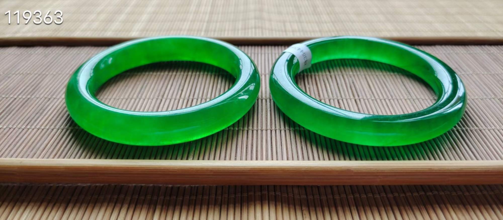 龙石种帝王绿翡翠手镯一对，水头超好，超级完美，口径53/54，重57.4/60.3克