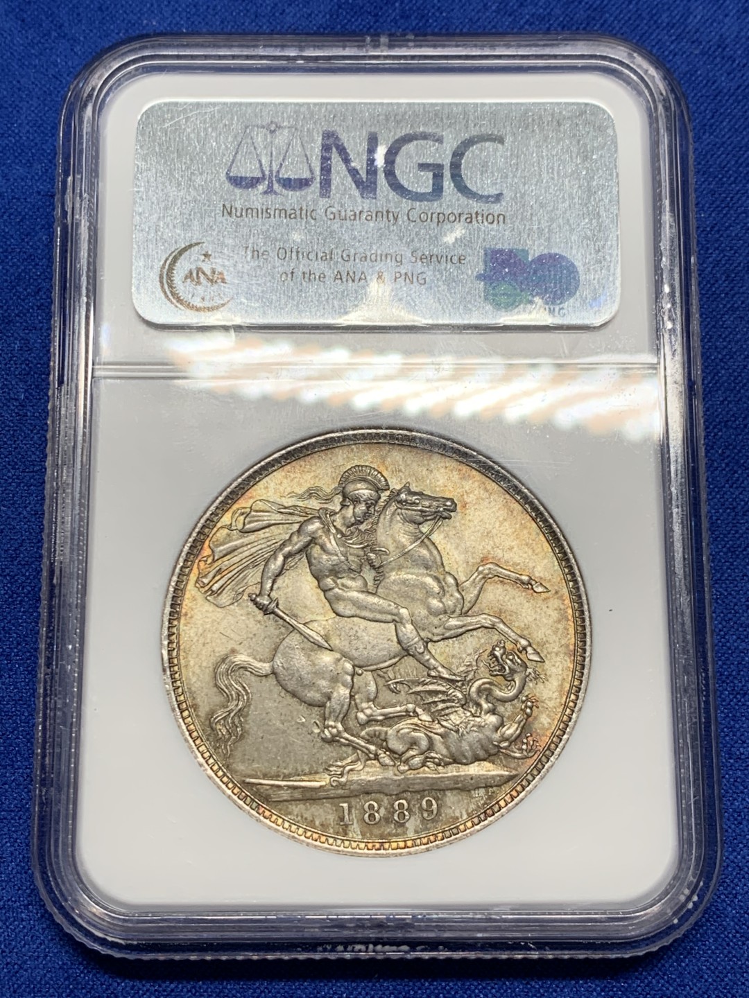 《竞宝斋》第149场-周日，周一，周四 3场 (全场包邮) NGC-MS64 英国1889年维多利亚马剑克朗银币，带些许金黄色包浆，底板车轮光顺滑，该年份亚军分，其上N仅有一枚65，P仅有64+及65各一枚