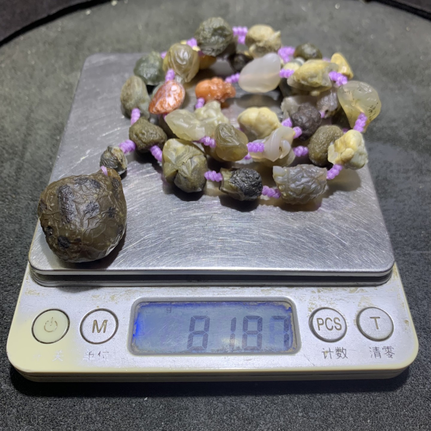 精美阿拉善筋脉石项链一条，