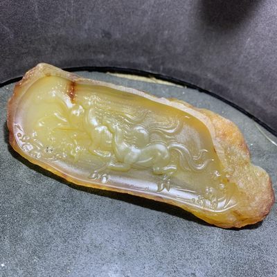 精美天然巴西玛瑙切片雕刻一马当先摆件一个， - 精美天然巴西玛瑙切片雕刻一马当先摆件一个，