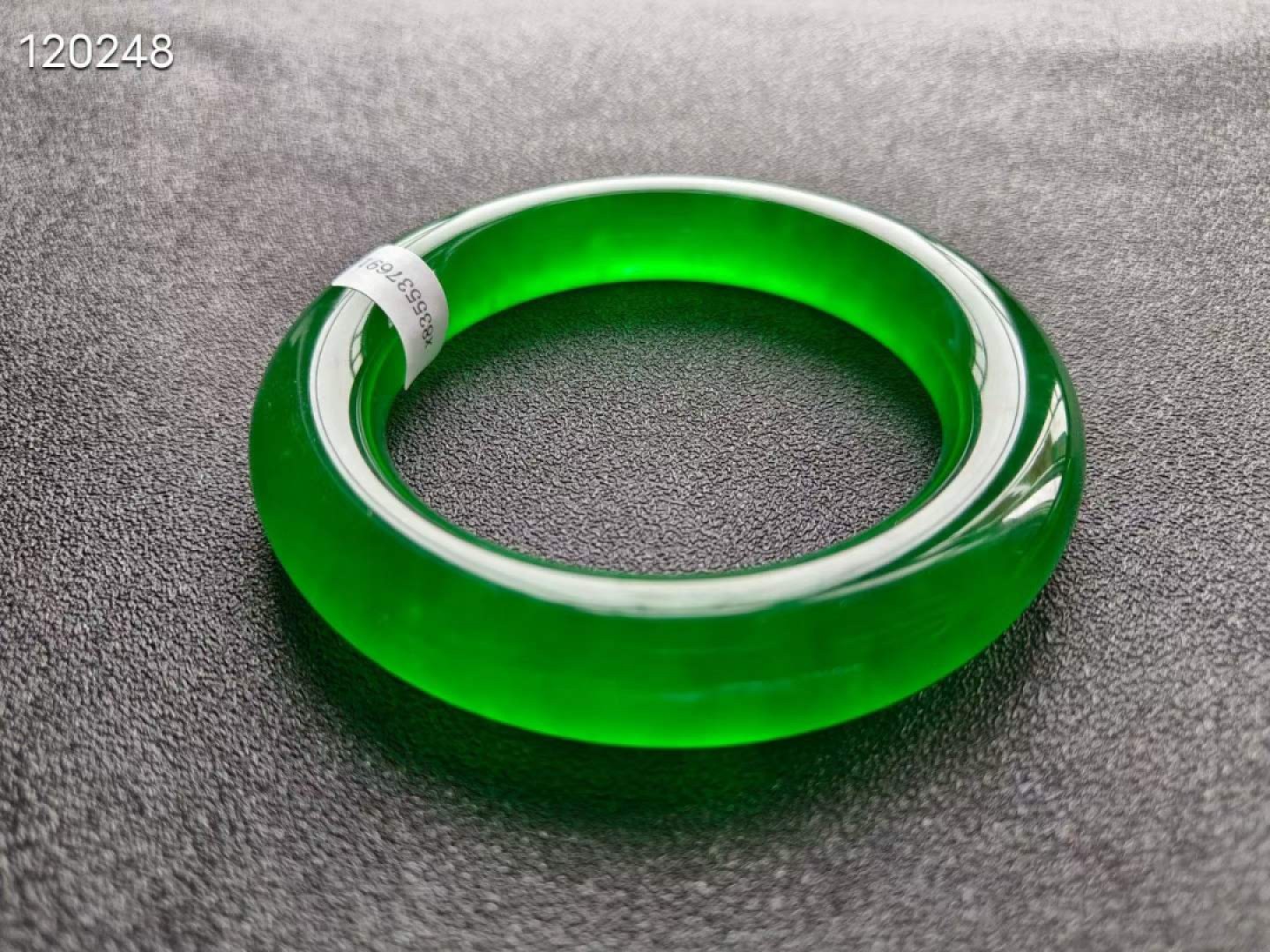 顶级龙石种帝王绿翡翠手镯一对，水头超好，超级完美，莹光感超强，可过紫光灯，重123.2/117.4克