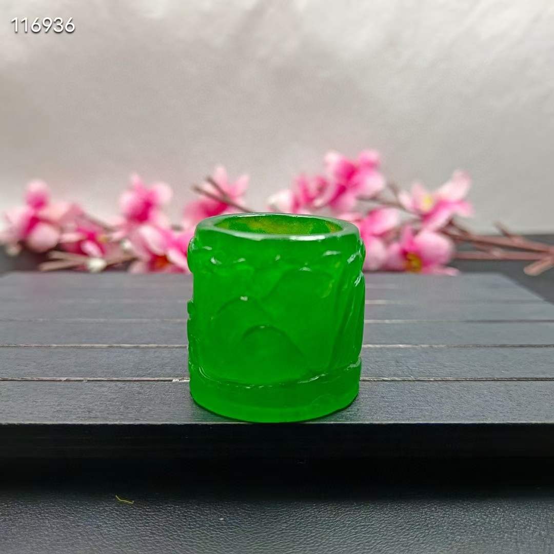 龙石种帝王绿翡翠扳指，水头超好，超级完美，重39克 龙石种帝王绿翡翠扳指，水头超好，超级完美，重39克