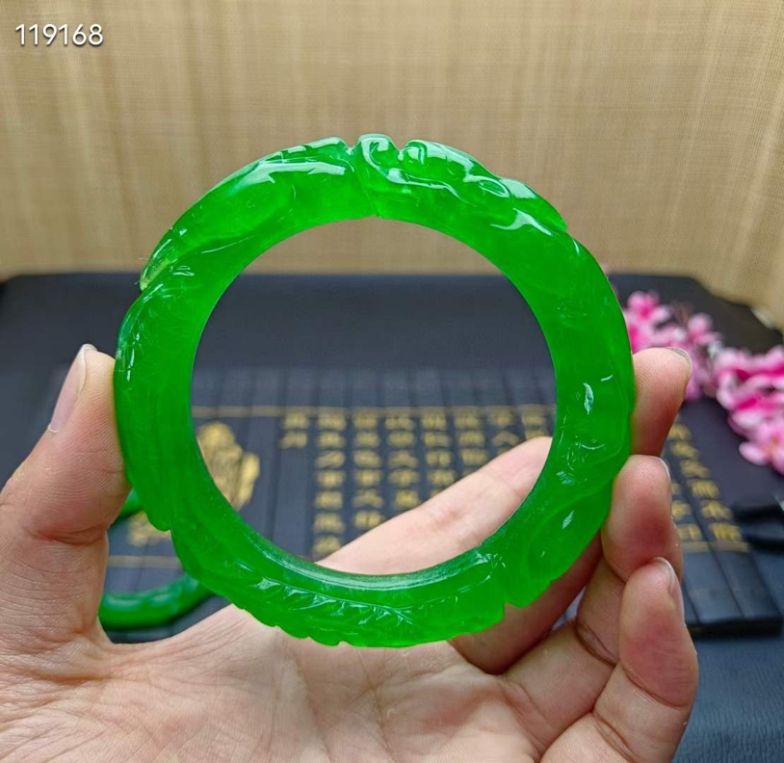 顶级龙石种祖母绿翡翠雕花手镯一对，满工雕刻，超级完美，水头超好，莹光感超强，重78.9/79.5克