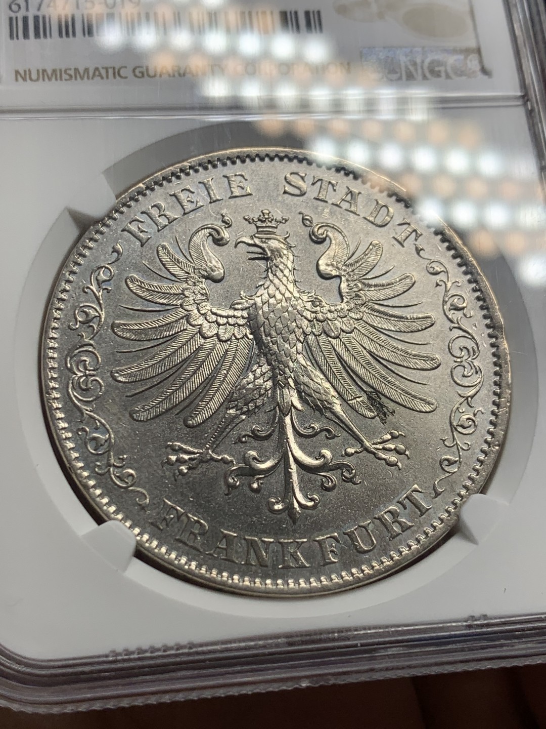 《竞宝斋》第149场-周日，周一，周四 3场 (全场包邮) NGC AUD 德国1842年法兰克福2泰勒大银流通版 鹰毛俱全，鹰面4点方向是一小块铸缺