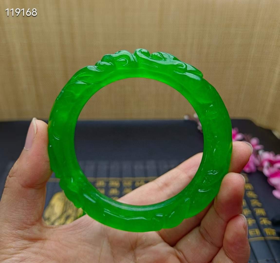 顶级龙石种祖母绿翡翠雕花手镯一对，满工雕刻，超级完美，水头超好，莹光感超强，重78.9/79.5克