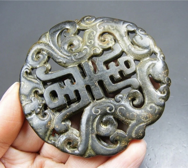 ｜冷门出品｜精选专拍·第贰拾贰场· 地方玉带沁双面工镂空双螭龙蝙蝠寿字大把件