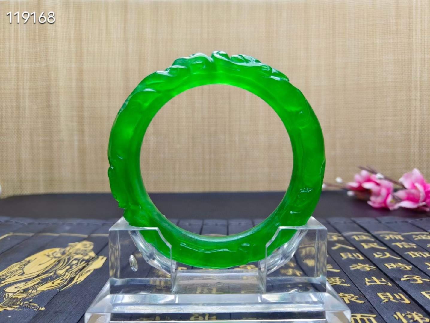 顶级龙石种祖母绿翡翠雕花手镯一对，满工雕刻，超级完美，水头超好，莹光感超强，重78.9/79.5克