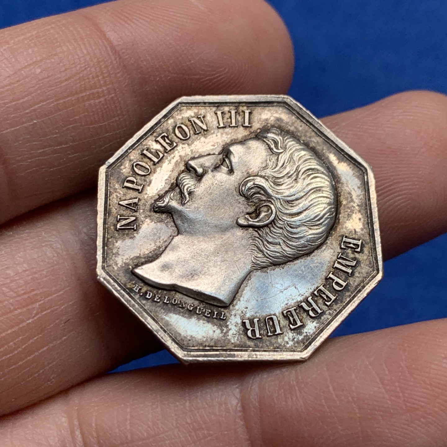 《竞宝斋》第149场-周日，周一，周四 3场 (全场包邮) 法国 1845-1860 拿三背花环银质八角代币 Jeton 拿破仑三世背花环 早期手指边铭 银标 重量11.4g，直径28.8mm 包浆极好