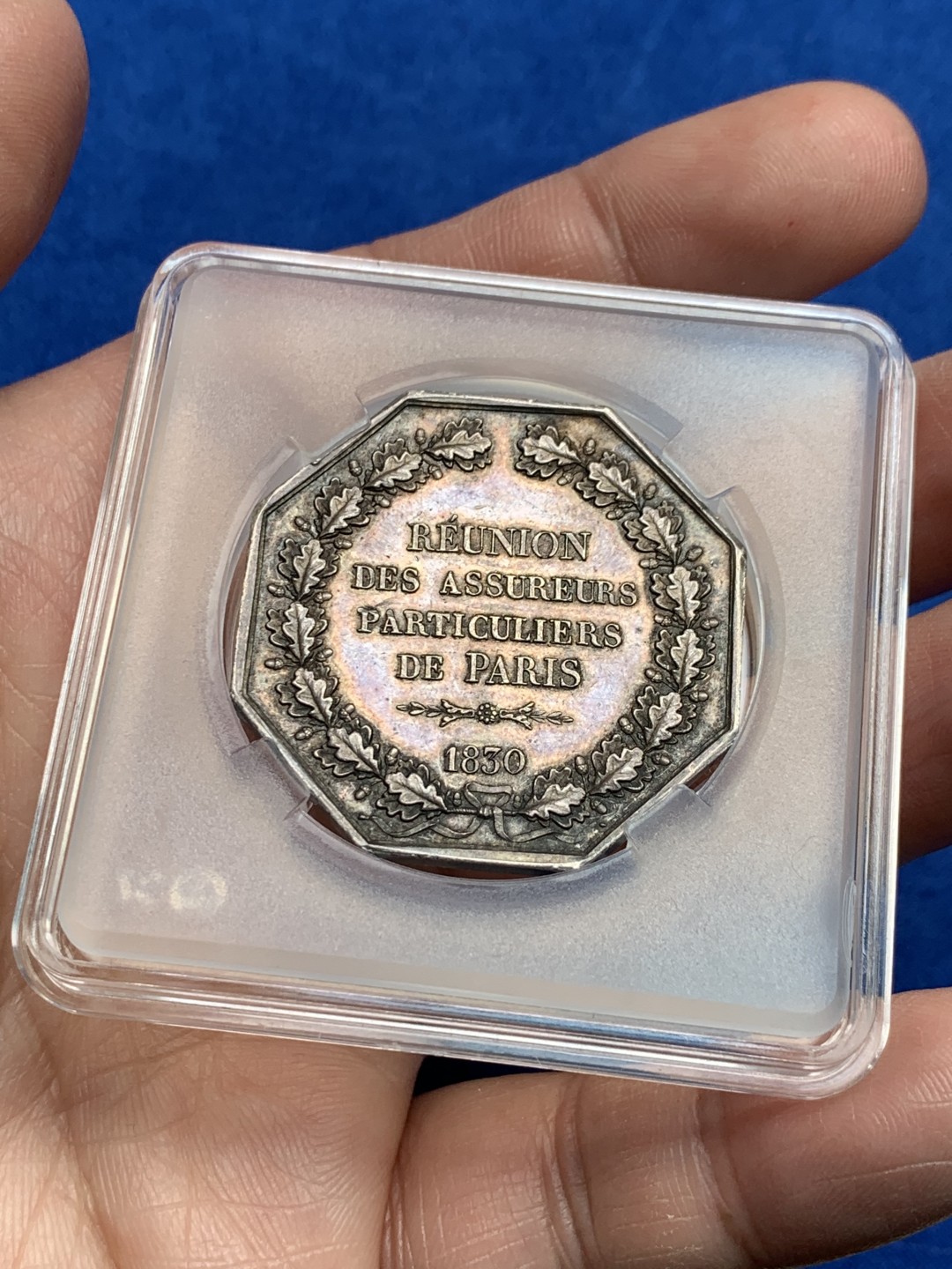 《竞宝斋》第149场-周日，周一，周四 3场 (全场包邮) 法国 早期无边铭 八角银质代币 巴黎保险公司，19.89g，36mm，这款少见 驳船满载货物而过，马夫挥舞着鞭子驾着马车于桥头呼啸而过，太阳光芒照射下一艘帆船驶过，时光流逝，定格在了这一帧画面，细节满满，原味包浆更显立体