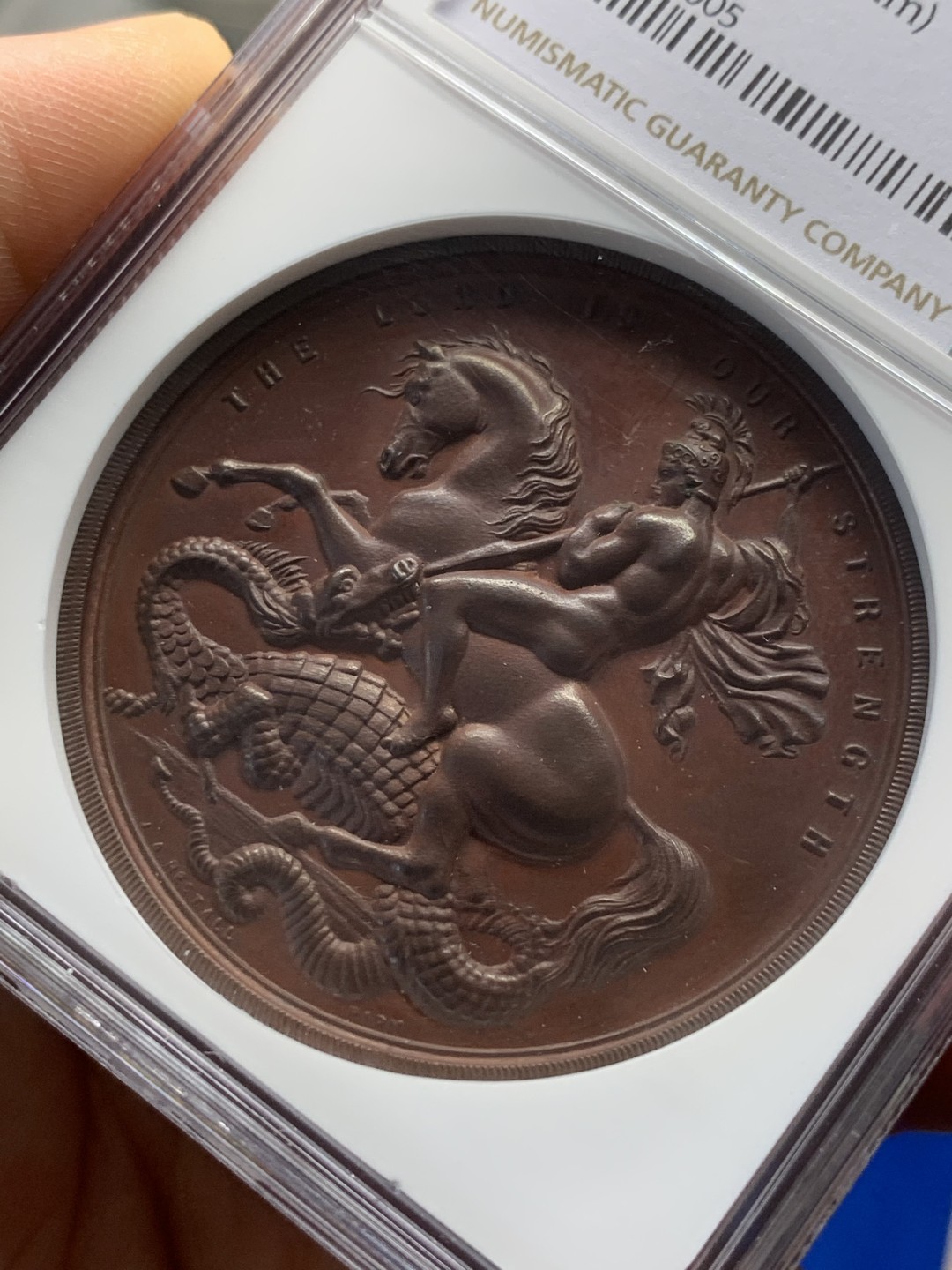 《竞宝斋》第149场-周日，周一，周四 3场 (全场包邮) NGC MS63 1903年英国伦敦学院圣乔治屠龙纪念铜章 经典设计 品相状态一流 加厚盒装 45直径 巨大