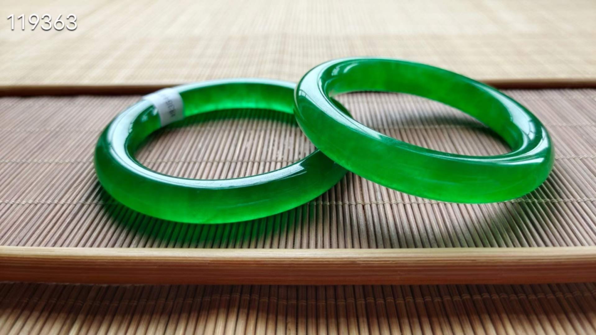 龙石种帝王绿翡翠手镯一对，水头超好，超级完美，口径53/54，重57.4/60.3克