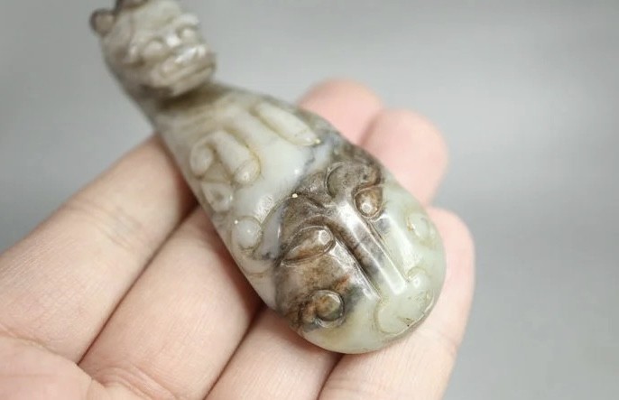｜冷门出品｜精选专拍·第贰拾伍场· 和田玉立体的龙代勾 黑沁