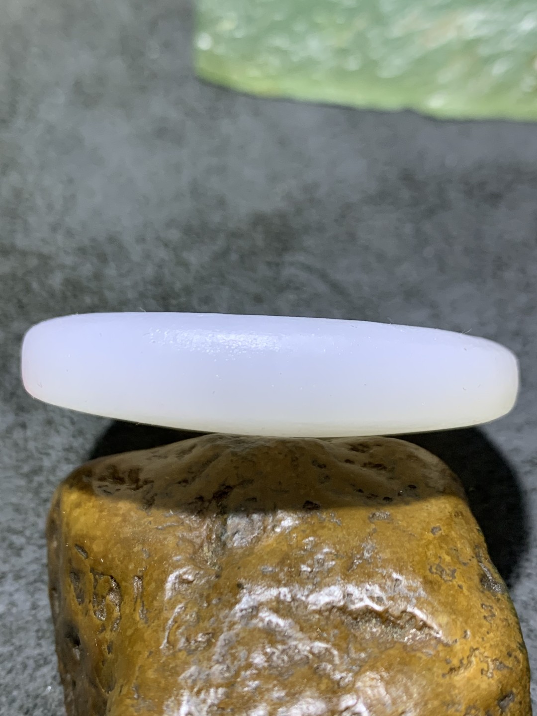 精美亚光高玉化草花纹海洋玉髓手工雕刻富贵有余牌子一个！