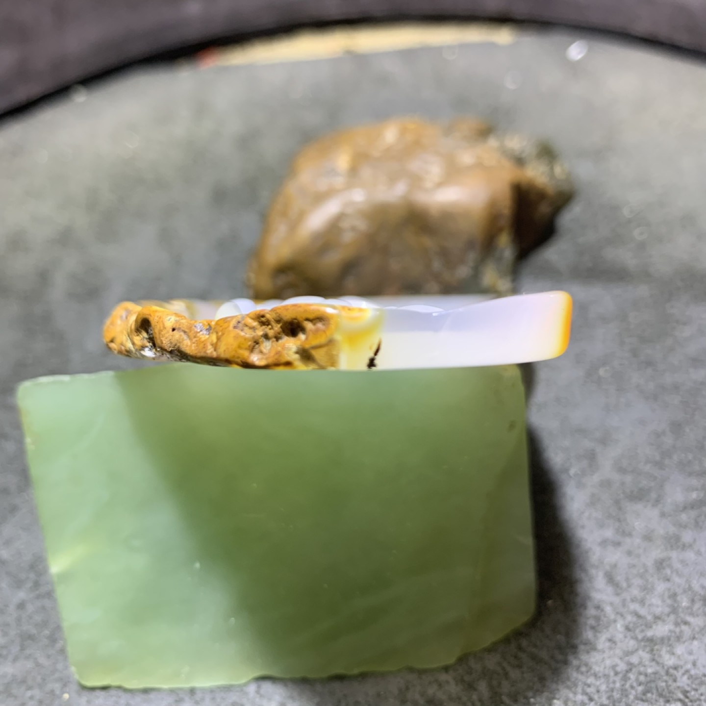 重器天然马达加斯加原皮玛瑙雕刻莲年有鱼牌子一块，