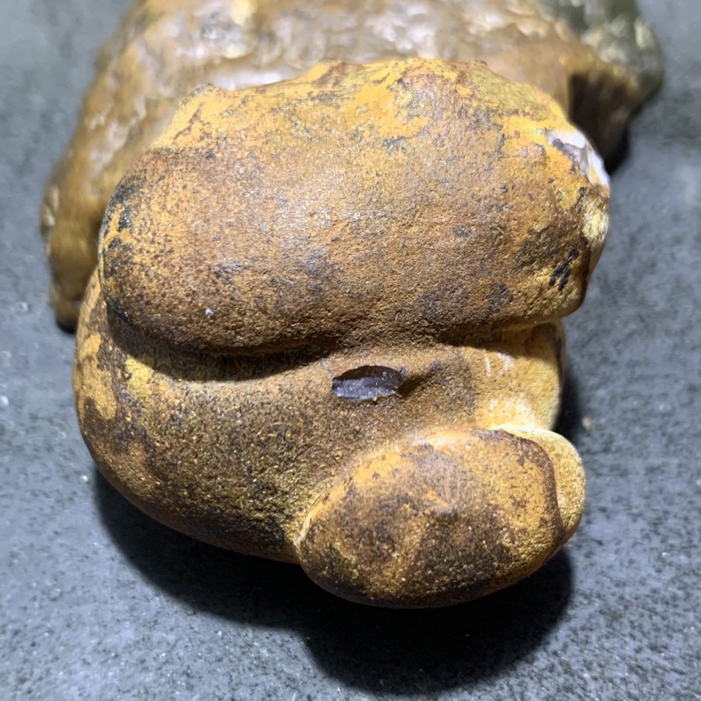 精美亚光蒙料战国红玛瑙高润度原皮雕刻海豚把件一个！