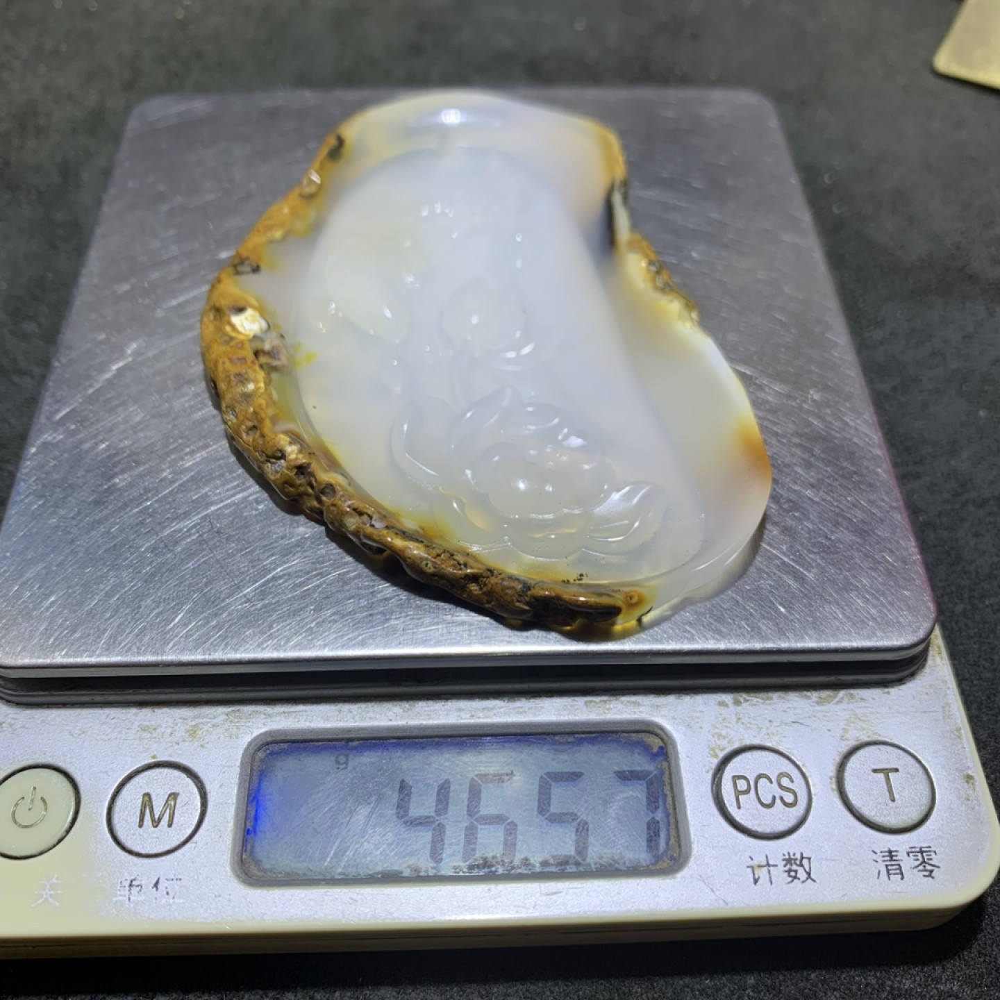 重器天然马达加斯加原皮玛瑙雕刻莲年有鱼牌子一块，