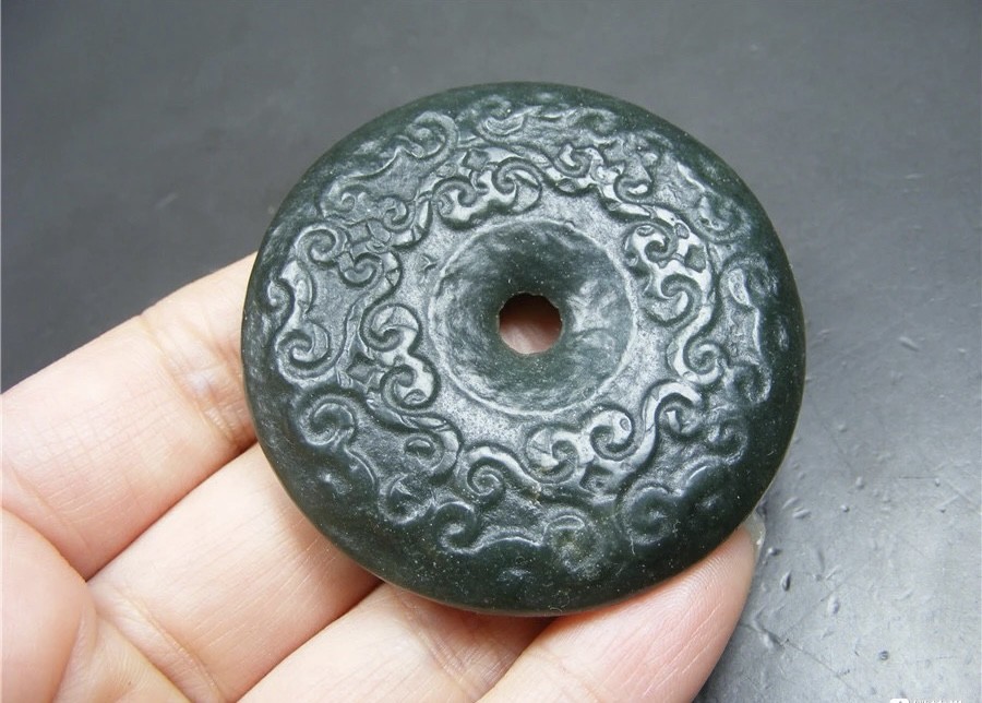 ｜冷门出品｜精选专拍·第贰拾叁场· 和田玉双面工浅浮雕厚实卷草纹大圆玉璧